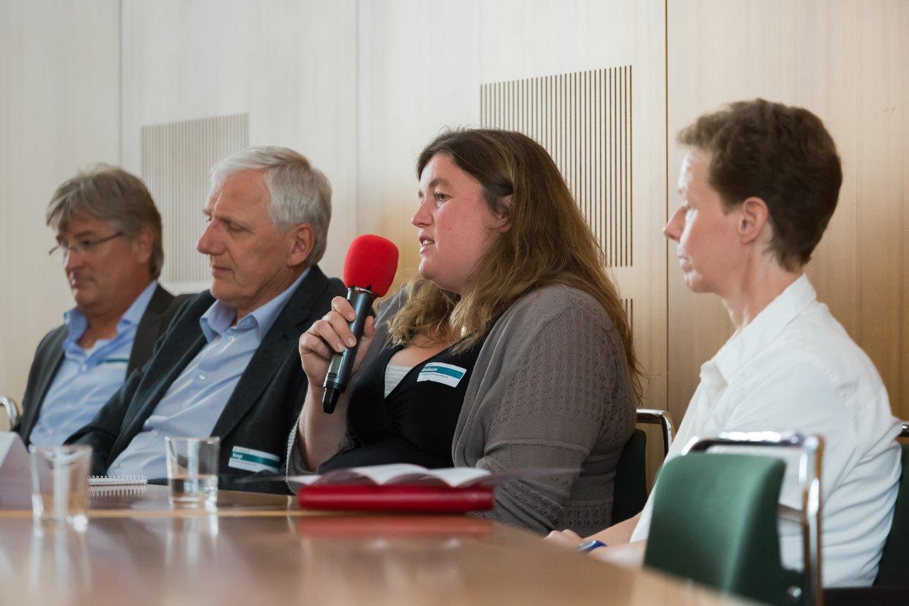 Podiumsdiskussion Götz Schwope, Kinder- und Jugendlichenpsychotherapeut (PA / TP) , Psychotherapeutenkammer Dr. Gisbert Voigt, Ärztekammer Niedersachsen Sabine Brockmann, Landesarbeitsgemeinschaft  Autismus Niedersachsen Dr. Christine Preißmann, Ärztin für Allgemeinmedizin,  Psychotherapie