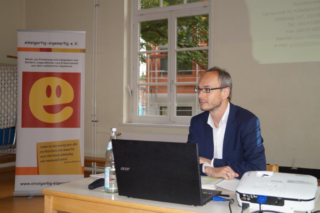 Herr RA Priess während des Vortrages