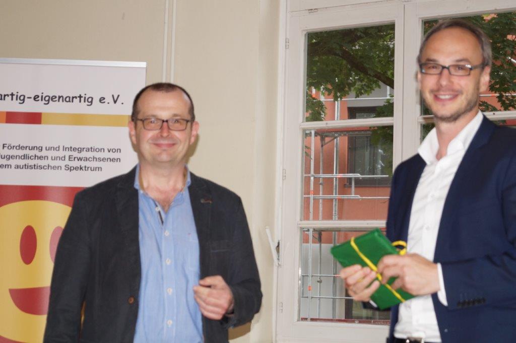 Thomas Löprich übergibt Buchpraesent